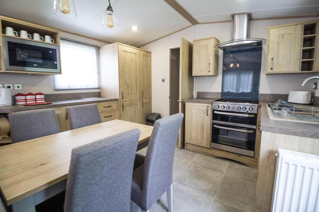 Beautiful 6 Berth Caravan With Decking At Southview Holiday Park Ref 33024O Hotel Skegness Bagian luar foto