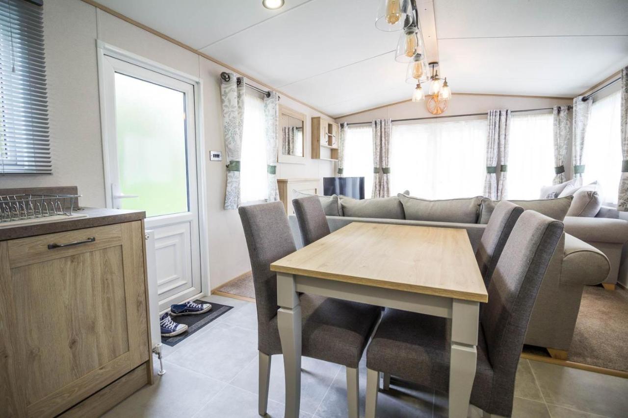 Beautiful 6 Berth Caravan With Decking At Southview Holiday Park Ref 33024O Hotel Skegness Bagian luar foto